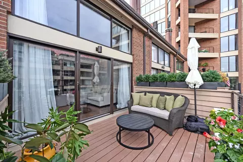 Exterior - 210 E 2nd St #B, Covington, KY 41011 photo 3 of 10