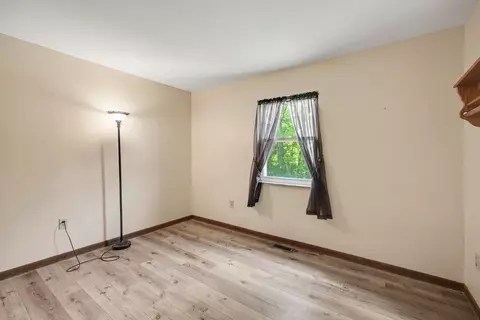 Bedroom - 19 Valeside Dr, Covington, KY 41017 photo 10 of 12