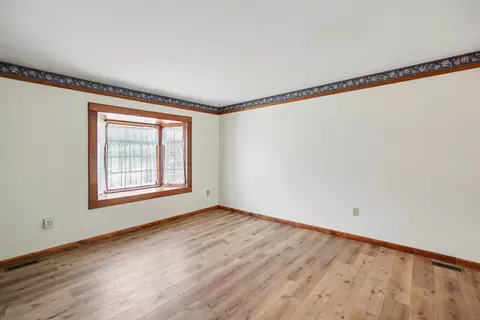 Living - 19 Valeside Dr, Covington, KY 41017 photo 3 of 4