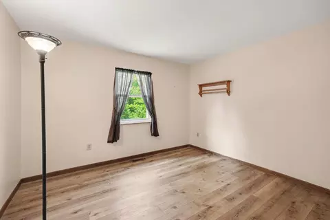 Bedroom - 19 Valeside Dr, Covington, KY 41017 photo 9 of 12