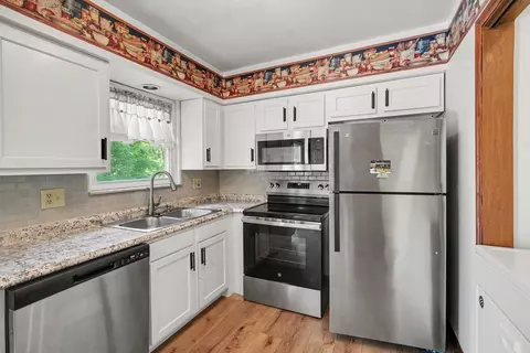 Kitchen - 19 Valeside Dr, Covington, KY 41017 photo 2 of 2