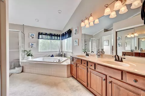Bath - 564 Columbine Ct, Edgewood, KY 41017 photo 2 of 3