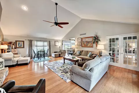 Living - 564 Columbine Ct, Edgewood, KY 41017 photo 2 of 4