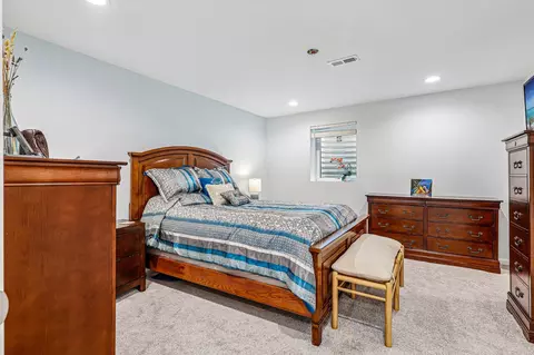 Bedroom - 10494 Fairbourne Dr, Latonia Lakes, KY 41015 photo 6 of 7