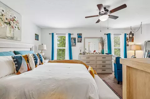 Bedroom - 10494 Fairbourne Dr, Latonia Lakes, KY 41015 photo 3 of 7