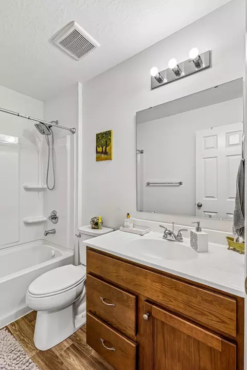 Bath - 10494 Fairbourne Dr, Latonia Lakes, KY 41015 photo 4 of 5