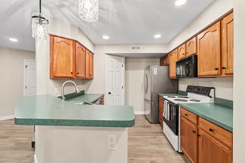 Kitchen - 2250 Devlin Pl #104, Crescent Springs, KY 41017 photo 2 of 3