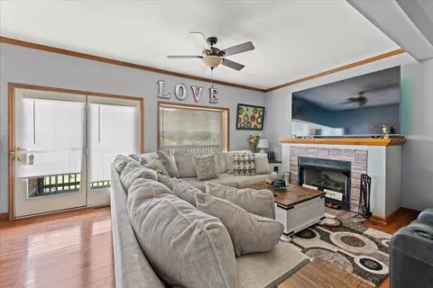 Living - 2041 Franklin St, Covington, KY 41014 photo 5 of 7