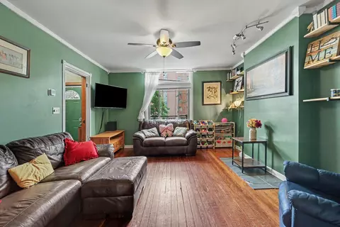 Living - 2007 Garrard St, Covington, KY 41014 photo 2 of 3