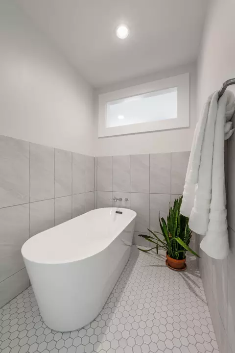 Bath - 801 Scott St, Covington, KY 41011 photo 3 of 5