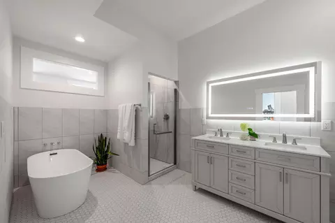 Bath - 801 Scott St, Covington, KY 41011 photo 1 of 5