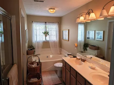 Bath - 502 Brookstone Ln #19-E, Cold Spring, KY 41076 photo 1 of 2