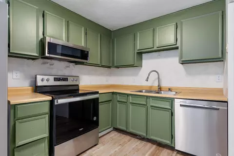 Kitchen - 28 Waterside Way, Covington, KY 41017 photo 2 of 3