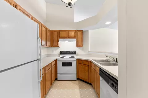 Kitchen - 562 Fawn Run Dr, Cold Spring, KY 41076 photo 2 of 3