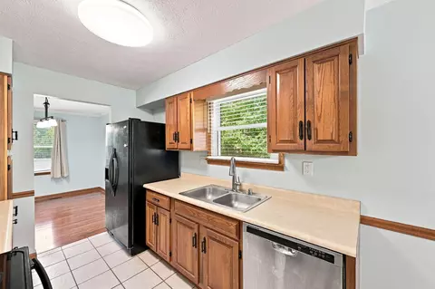 Kitchen - 2598 Lake Ct, Villa Hills, KY 41017 photo 2 of 4