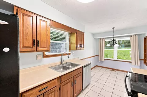 Kitchen - 2598 Lake Ct, Villa Hills, KY 41017 photo 3 of 4