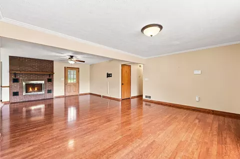 Living - 2598 Lake Ct, Villa Hills, KY 41017 photo 4 of 7