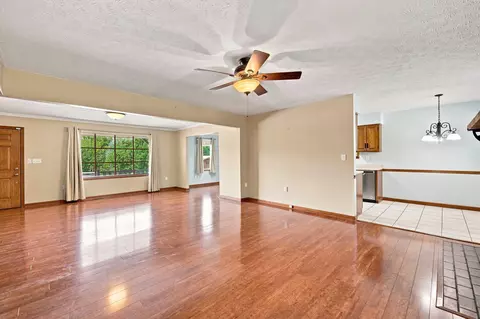 Living - 2598 Lake Ct, Villa Hills, KY 41017 photo 2 of 7