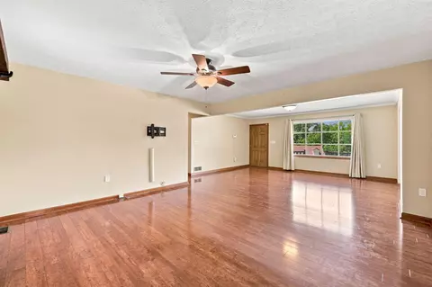 Living - 2598 Lake Ct, Villa Hills, KY 41017 photo 6 of 7