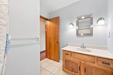 Bath - 2598 Lake Ct, Villa Hills, KY 41017 photo 2 of 4
