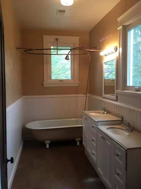 Bath - 136 E 25th St, Covington, KY 41014 photo 3 of 4