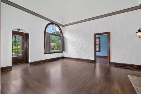 Living - 217 E 26th St, Covington, KY 41014 photo 2 of 5
