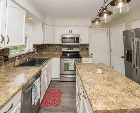 Kitchen - 7602 Cloudstone Dr, Florence, KY 41042 photo 3 of 7