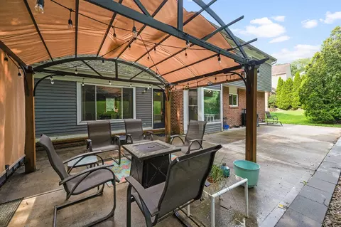 Exterior - 2072 Periwinkle Ct, Crescent Springs, KY 41017 photo 5 of 11