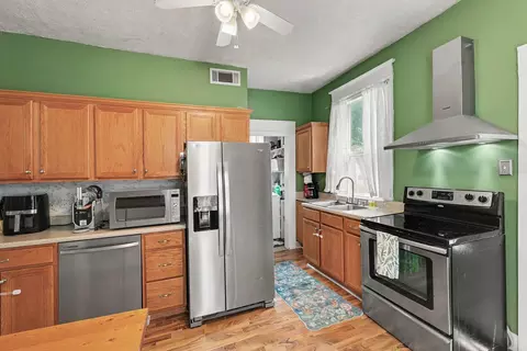 Kitchen - 550 Park St, Crescent Springs, KY 41017 photo 2 of 2