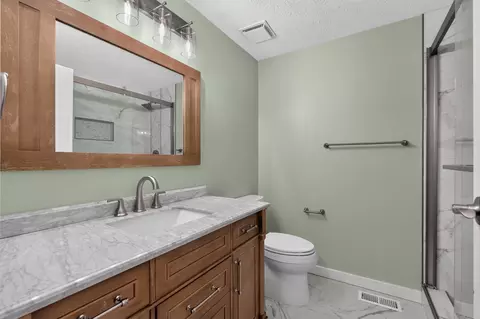 Bath - 640 Rogers Rd, Villa Hills, KY 41017 photo 1 of 3
