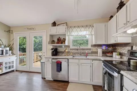 Kitchen - 2556 Evergreen Dr, Covington, KY 41017 photo 2 of 2