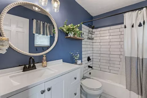 Bath - 2556 Evergreen Dr, Covington, KY 41017 photo 1 of 3