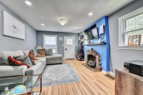 Living - 715 Elm St, Covington, KY 41016 photo 1 of 1