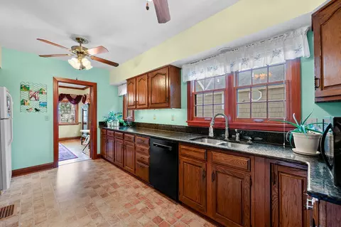 Kitchen - 1009 Winding Way, Covington, KY 41011 photo 3 of 4