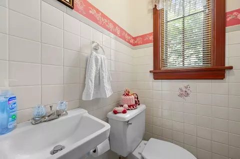 Bath - 1009 Winding Way, Covington, KY 41011 photo 1 of 3