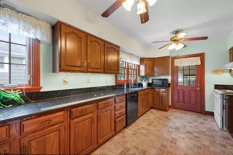 Kitchen - 1009 Winding Way, Covington, KY 41011 photo 2 of 4