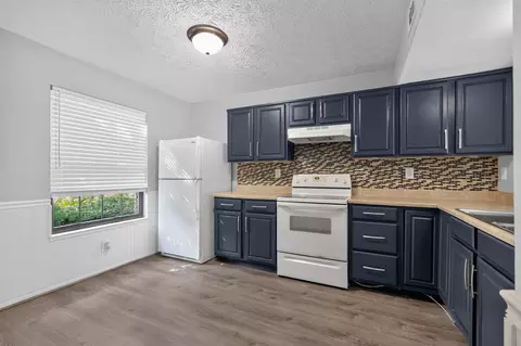 Kitchen - 2426 Palmeadow Dr, Crestview Hills, KY 41017 photo 1 of 2