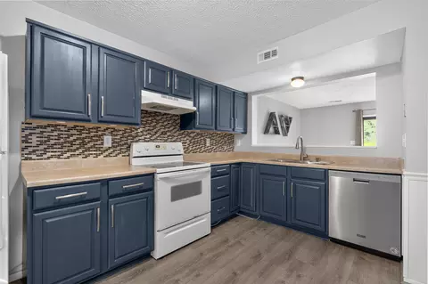 Kitchen - 2426 Palmeadow Dr, Crestview Hills, KY 41017 photo 2 of 2