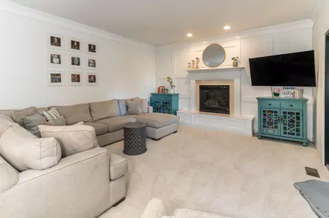 Living - 939 Greenview Ct, Villa Hills, KY 41017 photo 2 of 6