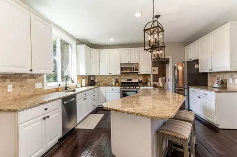 Kitchen - 939 Greenview Ct, Villa Hills, KY 41017 photo 3 of 5