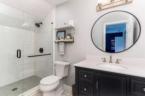 Bath - 939 Greenview Ct, Villa Hills, KY 41017 photo 6 of 7