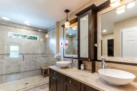 Bath - 939 Greenview Ct, Villa Hills, KY 41017 photo 2 of 7