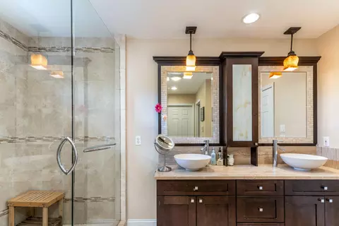 Bath - 939 Greenview Ct, Villa Hills, KY 41017 photo 4 of 7