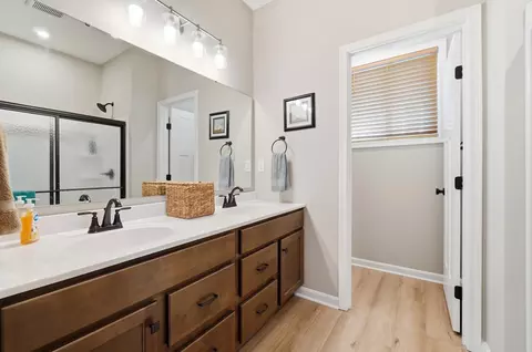 Bath - 3901 Volterra Ln, Covington, KY 41017 photo 2 of 4