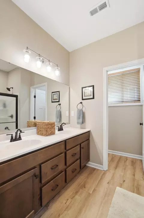 Bath - 3901 Volterra Ln, Covington, KY 41017 photo 3 of 4