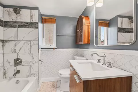 Bath - 202 Athey St #2A, Covington, KY 41011 photo 1 of 4