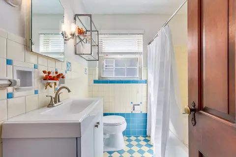 Bath - 90 Arcadia Ave, Lakeside Park, KY 41017 photo 1 of 4