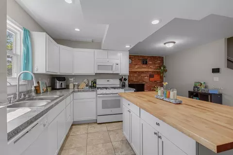 Kitchen - 264 Shaw Ave, Erlanger, KY 41018 photo 2 of 2