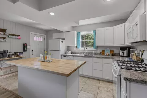 Kitchen - 264 Shaw Ave, Erlanger, KY 41018 photo 1 of 2