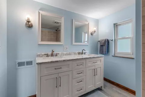 Bath - 1593 Marcella Dr, Fort Wright, KY 41011 photo 3 of 4